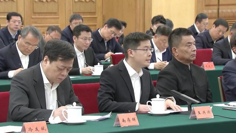 从新锐企业家到科技领军人物的飞跃,宇树创始人,那个座谈会上最年轻的人(图1) 从新锐企业家到科技领军人物的飞跃,宇树创始人,那个座谈会上最年轻的人(图1)