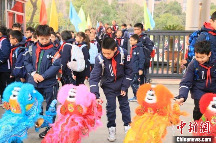 机器人忙开学 浙江科技“迎新”(图1) 机器人忙开学 浙江科技“迎新”(图1)