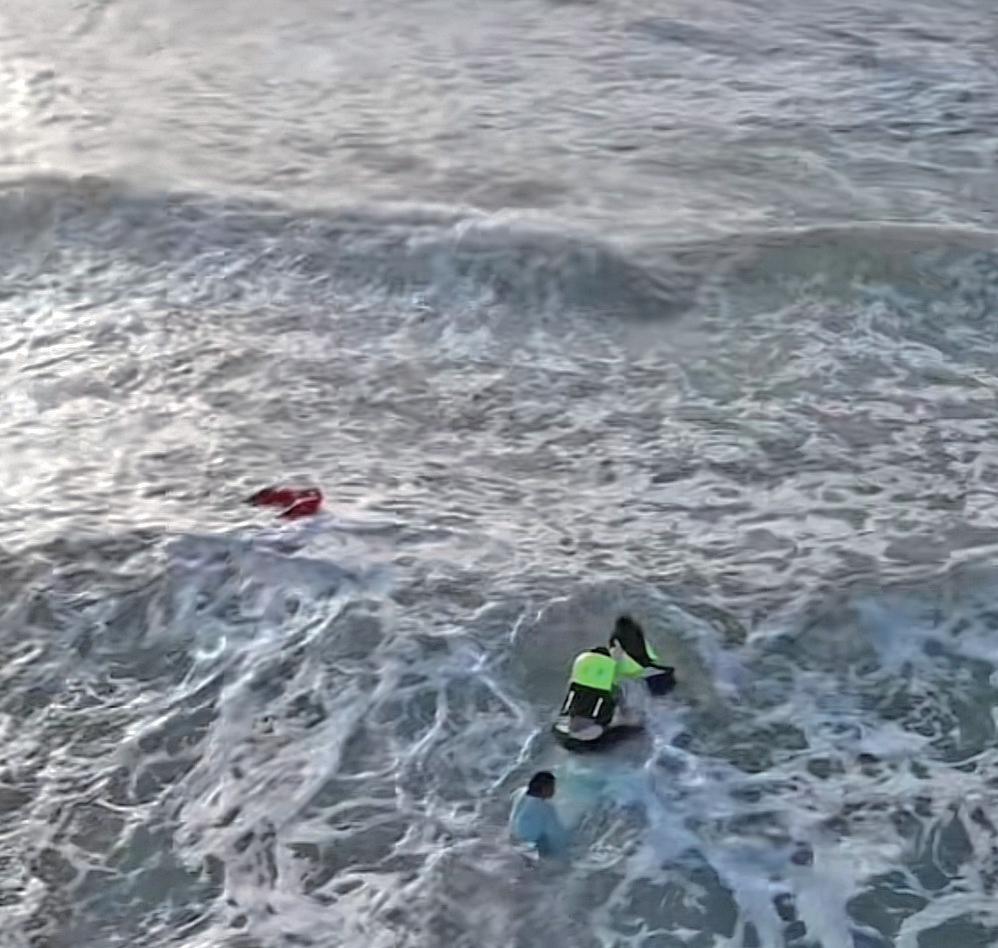 海南万宁：机器人和冲浪教练联手救起落水者(图3)