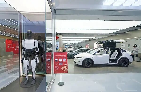 特斯拉：2025年将推更实惠车型 人形机器人启动试点生产(图1)