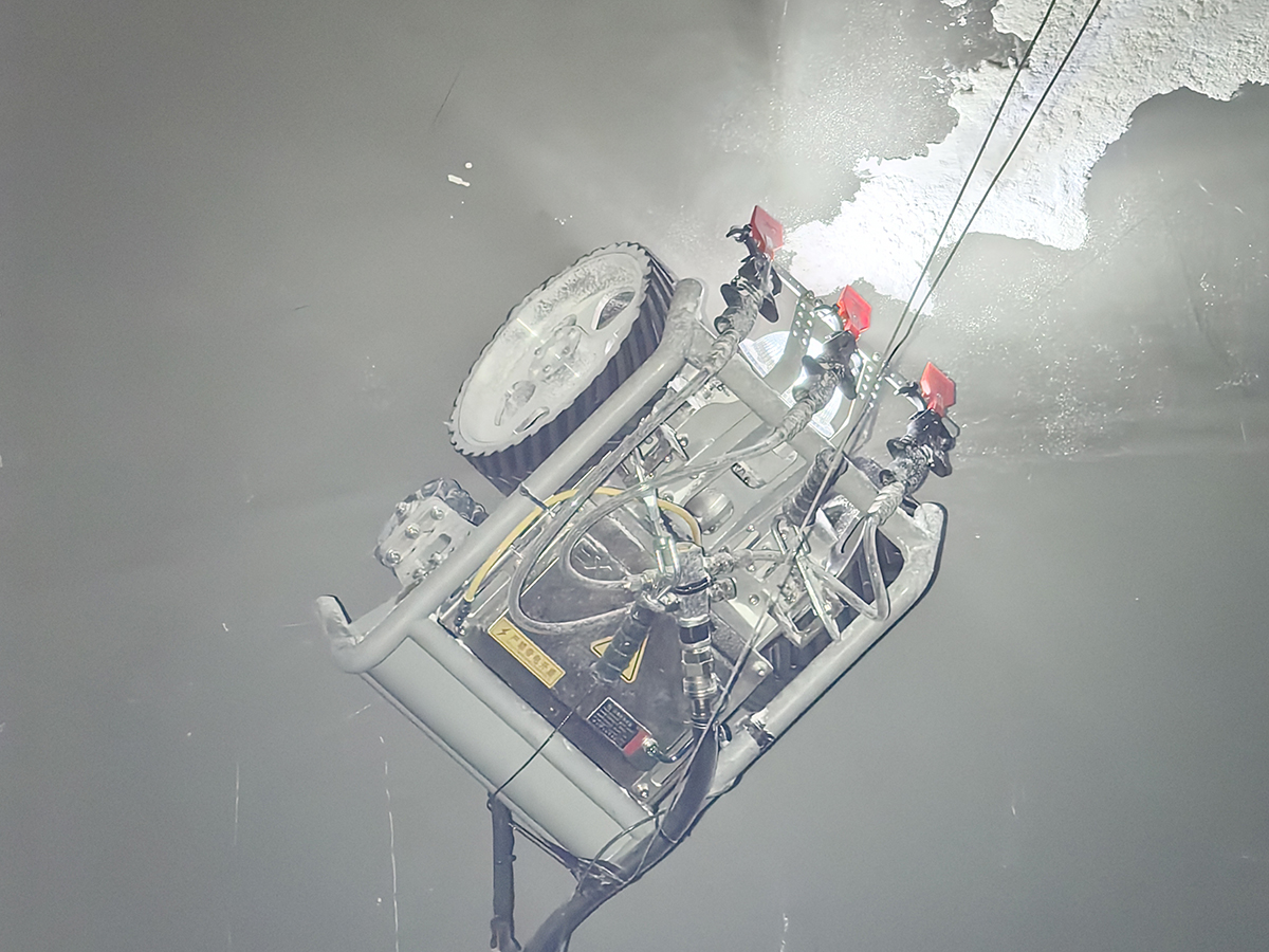 ​“爬壁机器人”：让生产更上“一层楼”(图2)