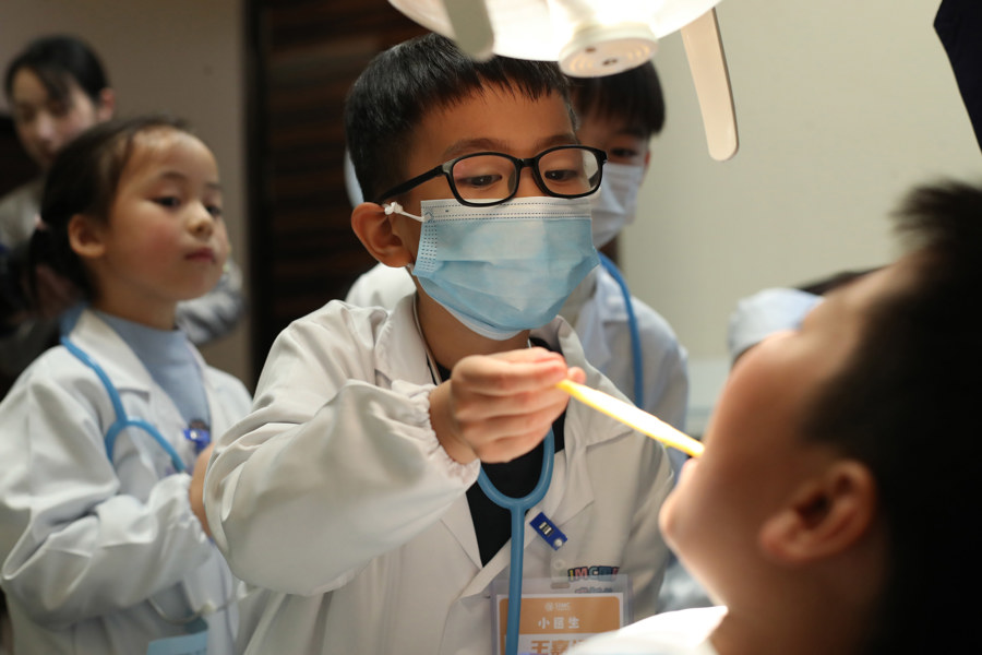 傅利叶机器人应用于就医场景，孩子们走进上海国际医学中心感受智能康复科技(图8)