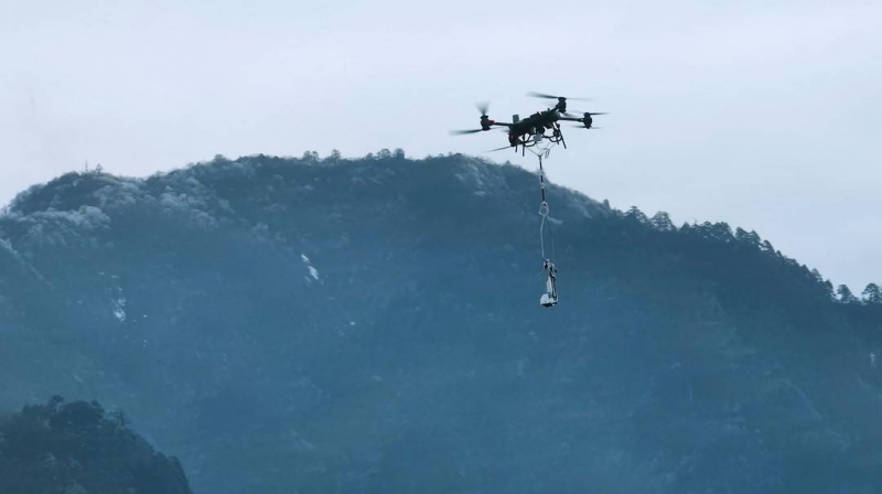 四川首次！“无人机+机器人”带电修补超高压架空光缆(图1)