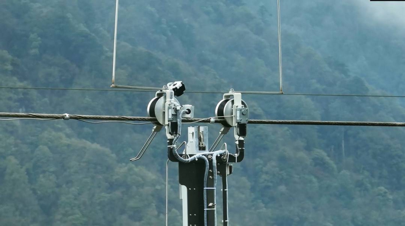 四川首次！“无人机+机器人”带电修补超高压架空光缆(图2)