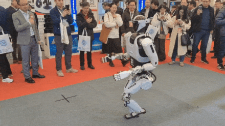 中国电科第一代人形机器人发布，通用AI机器人离我们有多远？(图3)