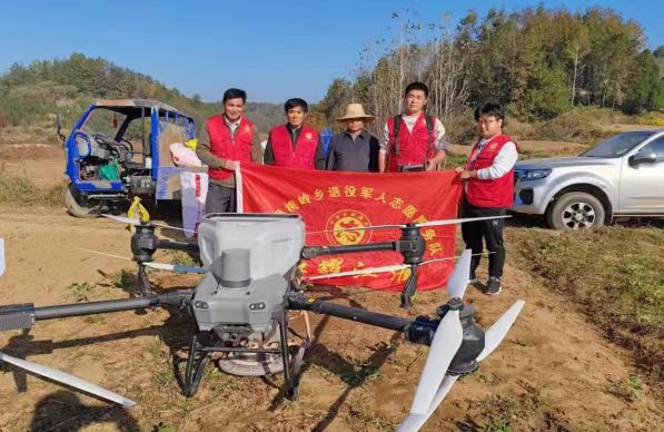 桃岭乡：科技助农 开展无人机飞播助力秋种服务(图1)