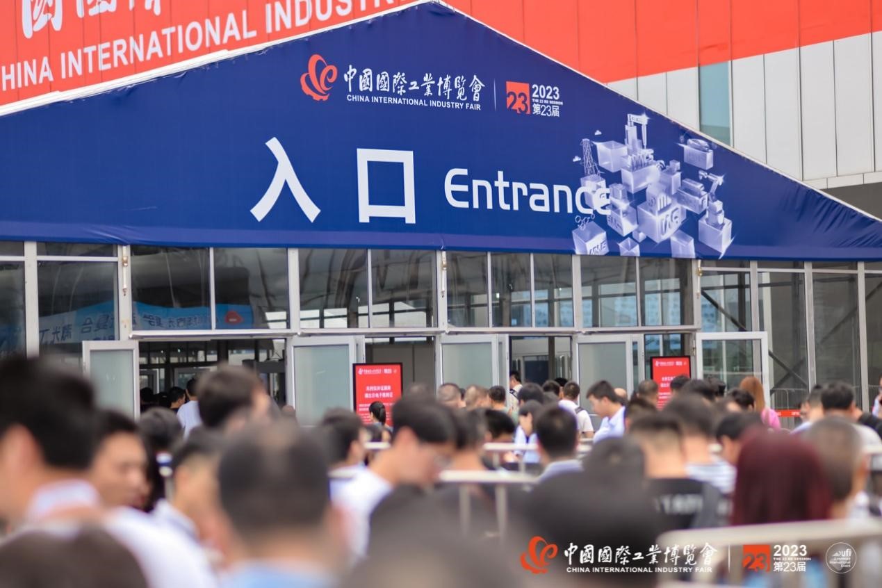 采访专录 | 翼菲机器人闪耀工博会,引领智能制造新浪潮(图1) 采访专录 | 翼菲机器人闪耀工博会,引领智能制造新浪潮(图1)