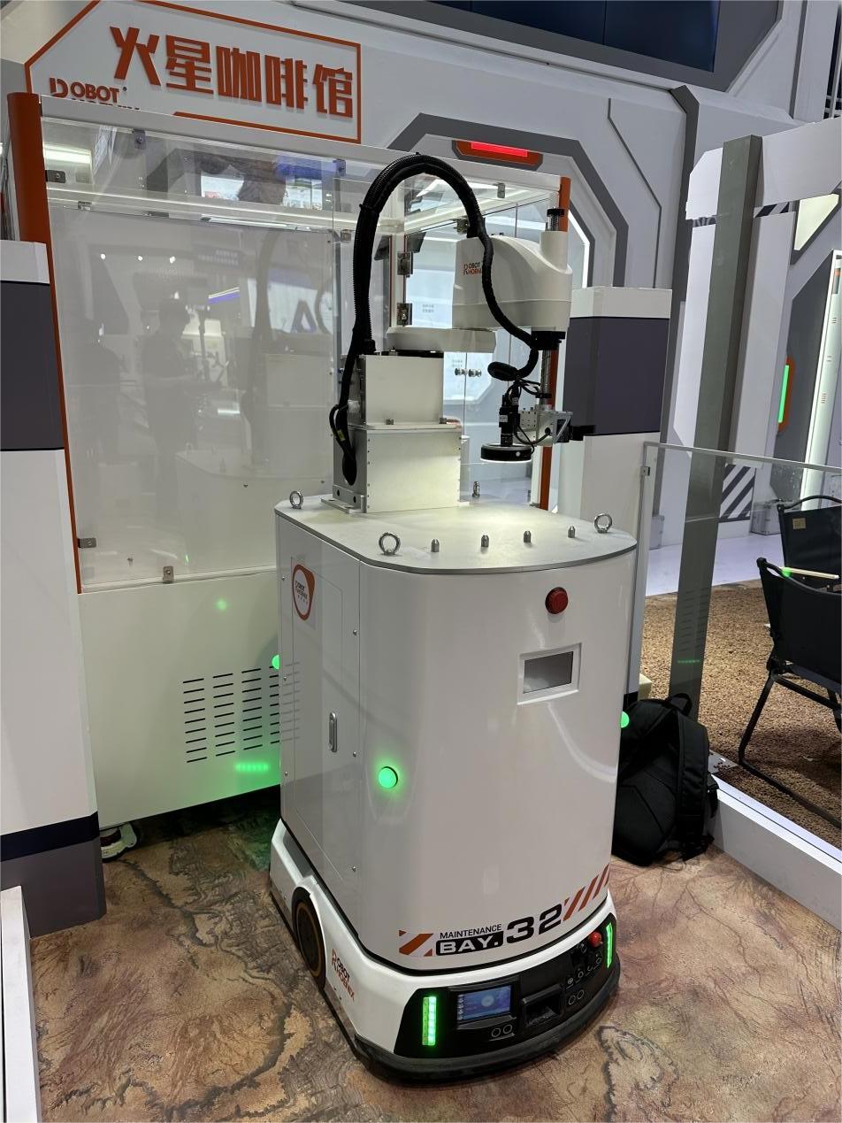 采访专录 | 翼菲机器人闪耀工博会,引领智能制造新浪潮(图2) 采访专录 | 翼菲机器人闪耀工博会,引领智能制造新浪潮(图2)