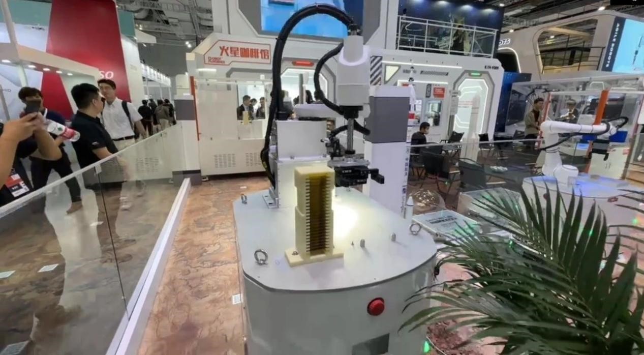 采访专录 | 翼菲机器人闪耀工博会,引领智能制造新浪潮(图7) 采访专录 | 翼菲机器人闪耀工博会,引领智能制造新浪潮(图7)