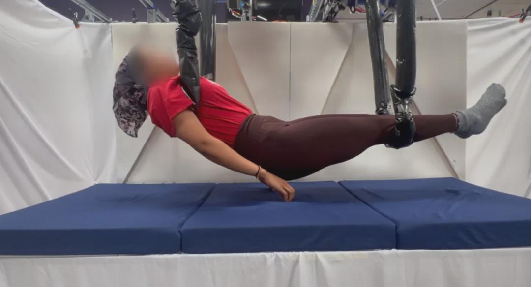 告别笨重钢爪！MIT/斯坦福让机器人用“温柔藤蔓”搬运人体(图1)