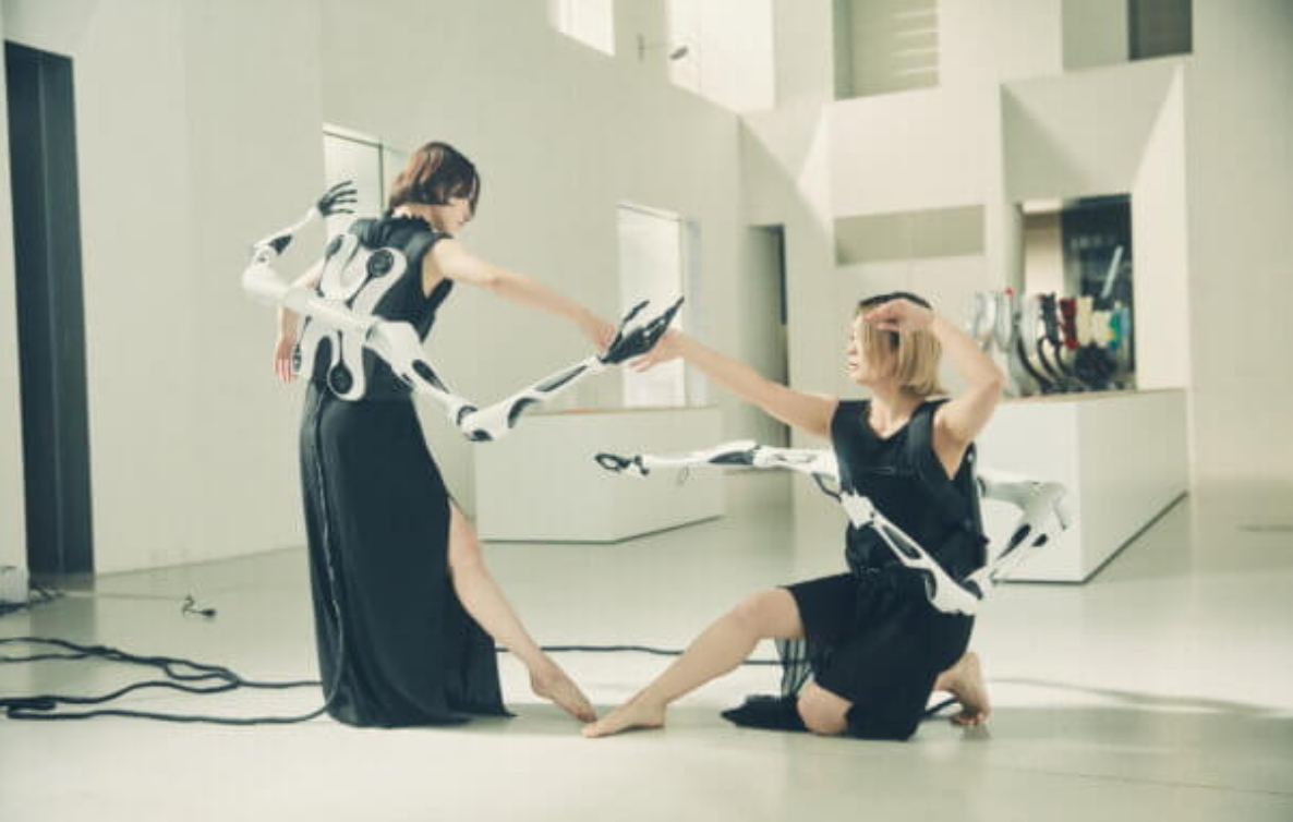 东京大学新成果：可穿戴机械臂可以将每个人变成机器人(图2)