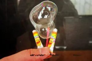 泡泡：我也没想到，科学家用电把我吹起来，还不装气阀无限次使用……(图1)