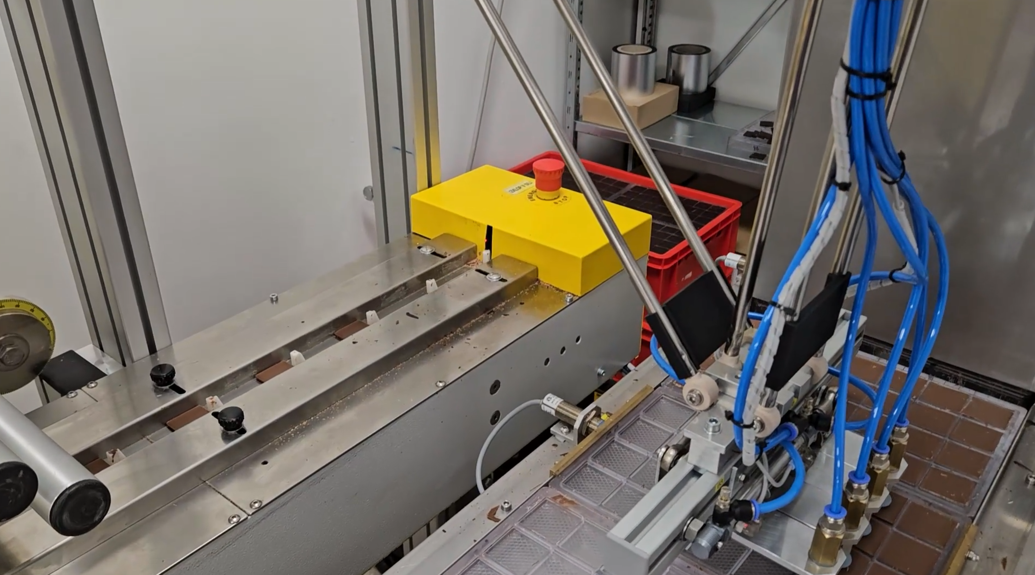 使用双轴Delta机器人在包装机内拾取&